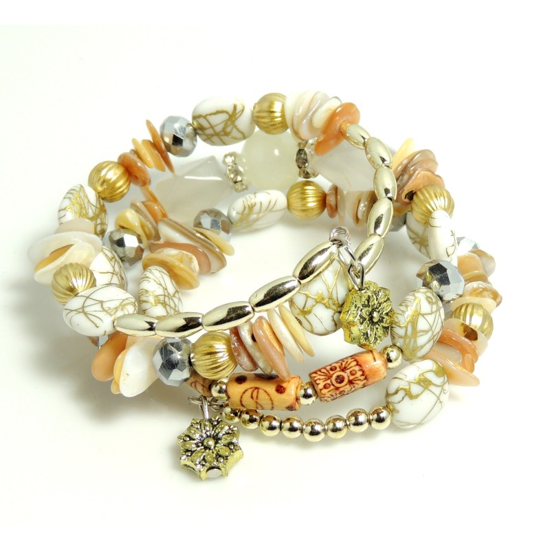 Bracelet avec des pierres blanches, perles dorées, résine, métal sur serpentin préformé, femme