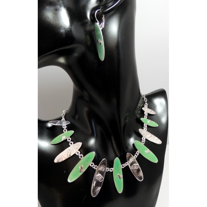 Parure métal résine verte, ornée de de motifs en forme de planche de surf, collier et boucles assorties