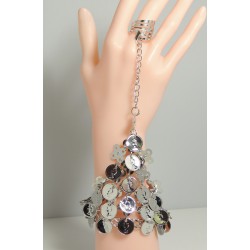Bijou métal argenté pour main, bracelet rigide orné de sequins pendants, bague ajustable