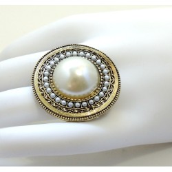 Bague ajustable ornée d'une pierre et perles blanches nacrées sur métal travaillé doré