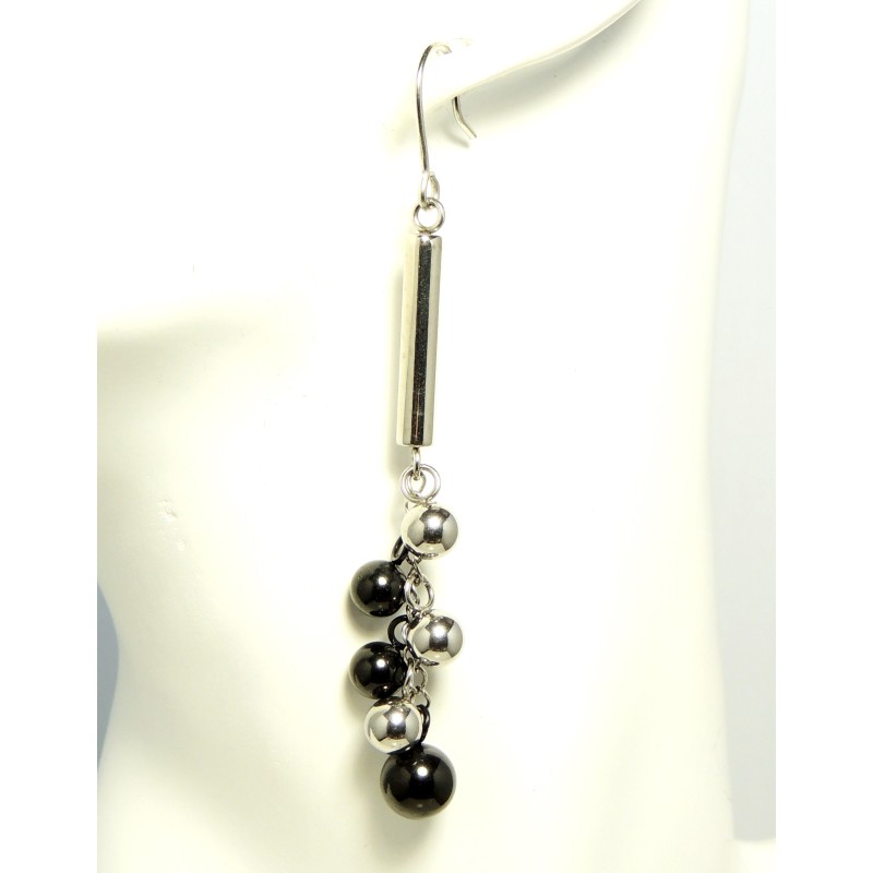 Boucles d'oreilles avec tige acier sur laquelle est fixée une grappe de perles en acier noir et argenté