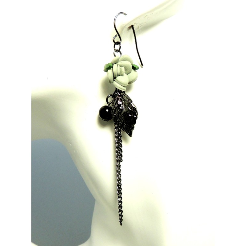Boucles d'oreilles avec unbe fleur verte, une feuille en métal noir, une pierre facetée et perle noire