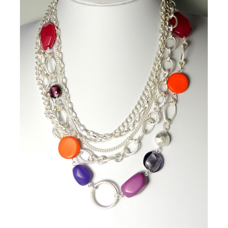 Collier en métal argenté multirangs qui supporte des perles de couleurs, marque Ikita