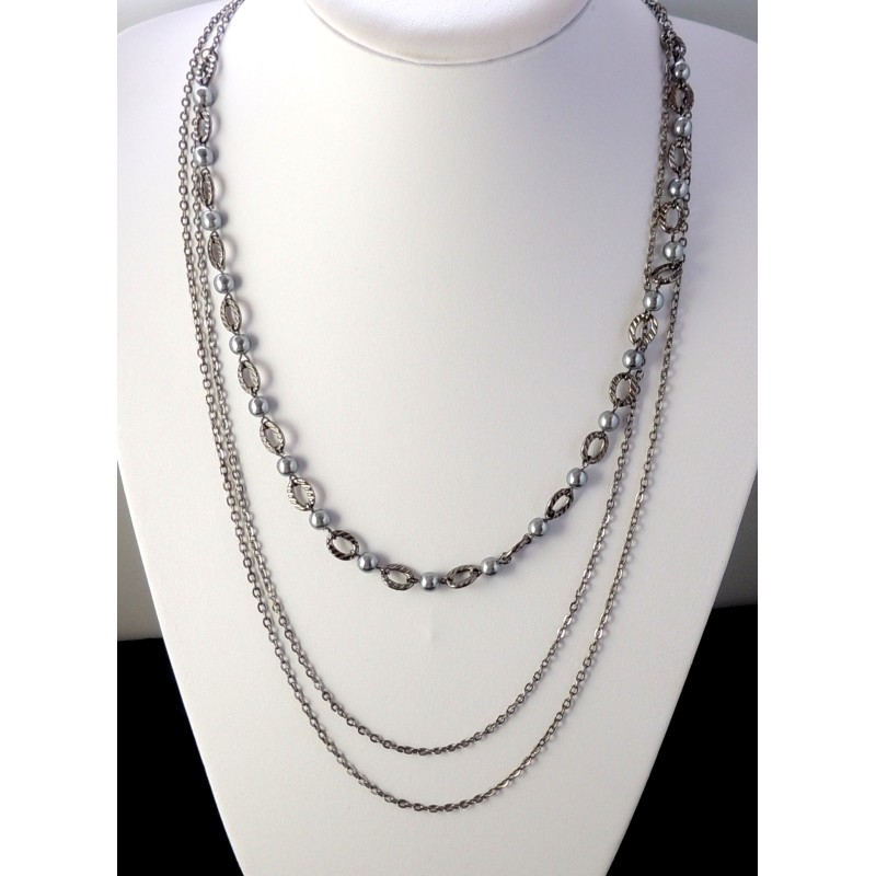 Collier long triple chaîne métal argent foncé, orné de perles d'un ton bleu gris nacré