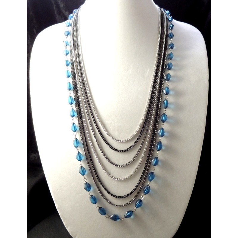 Sautoir avec 1 rang de perles bleues et  6 rangs de chaînes argentées et noires, sautoir