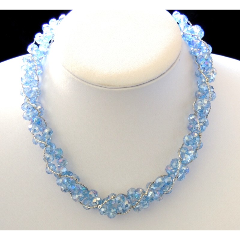 Collier ras de cou avec des perles de verre bleu, chaînettes argentées entralacées