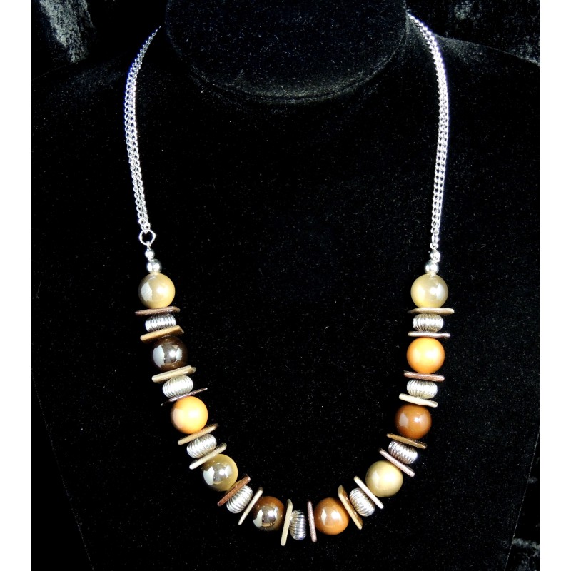 Collier avec alternance de perles et rectangles dans différents tons de marron et perles métal