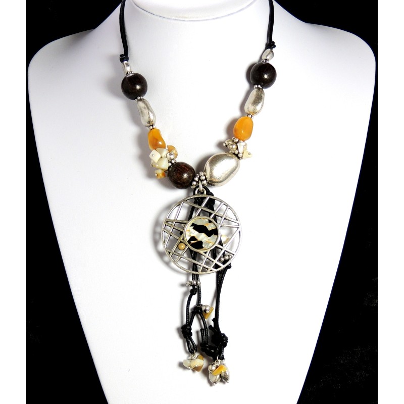 Collier avec perles en bois et perles naturelles, médaillon en métal ajouré et breloques