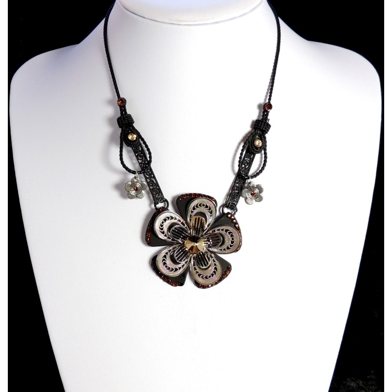 Collier de style gothique en métal noir et argent façon dentelle, strass ambrés 