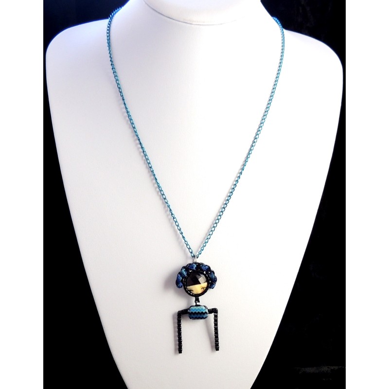 Collier avec une chaîne en métal bleu électrique et poupée russe bleue en pendentif