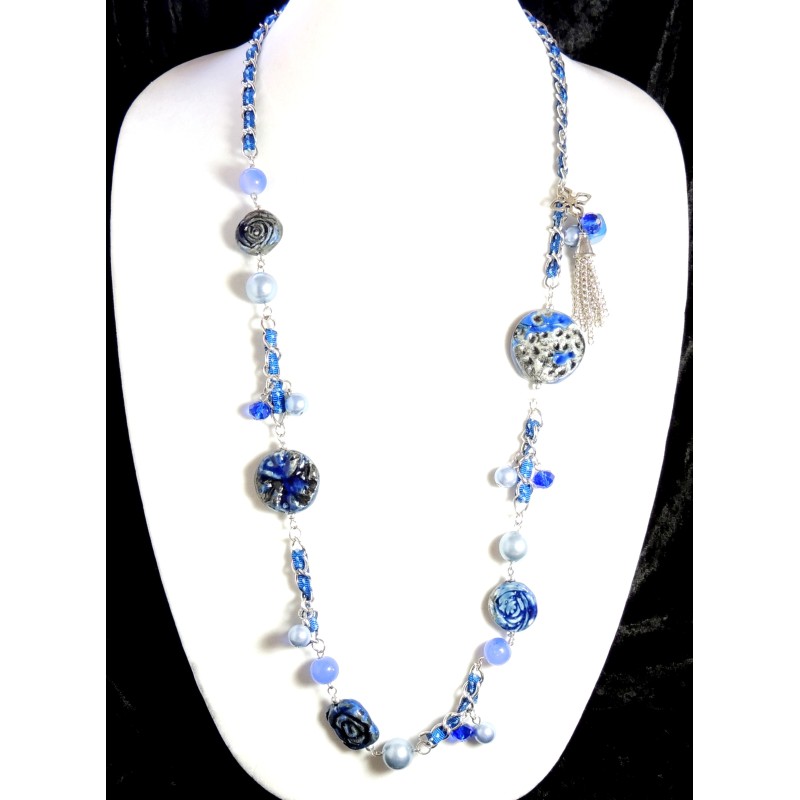 Sautoir avec chaine en métal argenté, ruban bleu entrelacé, perles bleues et pièces de céramique aux tons irisés