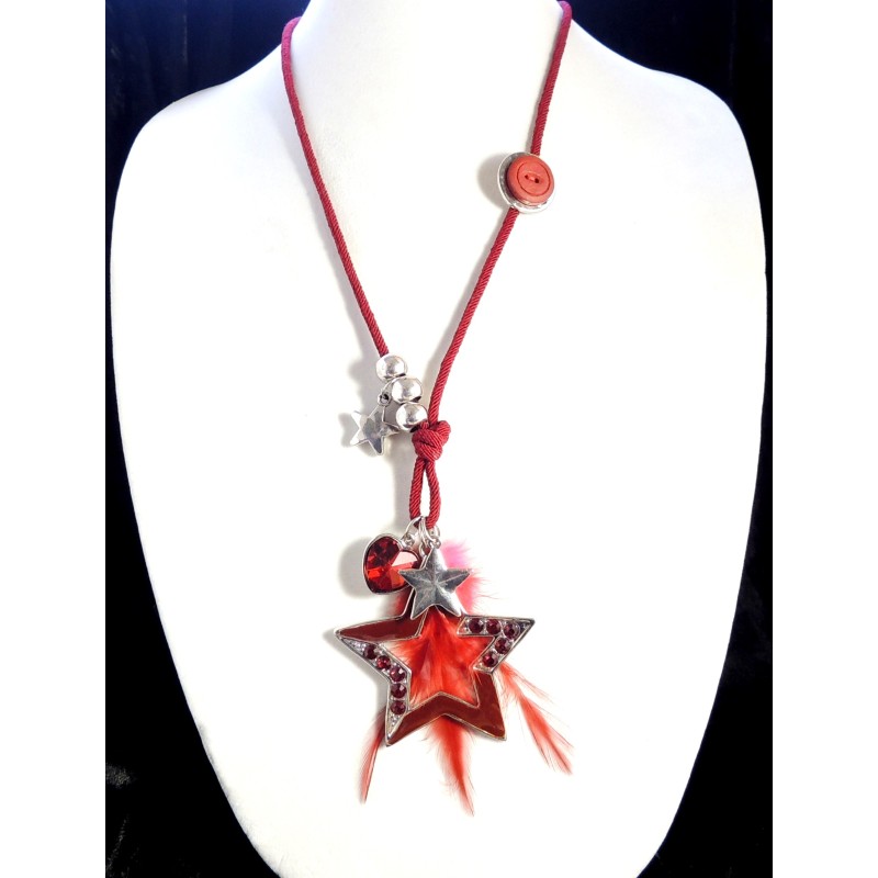 Sautoir avec cordon rouge, perles métal, étoile avec strass rouges incrustés et plume rouge