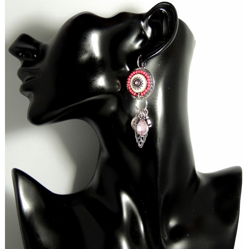 Boucles d'oreilles pour femme de style ethnique, couleur dominante rose, cristal rose
