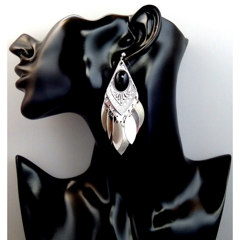 Boucle d'oreilles en métal argenté orné d'une pierre noire ovale, feuilles pendantes