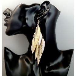 Boucles d'oreilles en métal doré avec de longues feuilles nervurées pendantes