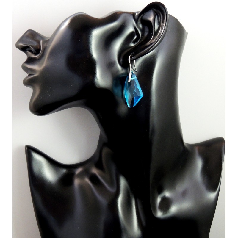 Boucles d'oreilles avec une attache en métal argenté sur laquelle est fixé un cristal bleu
