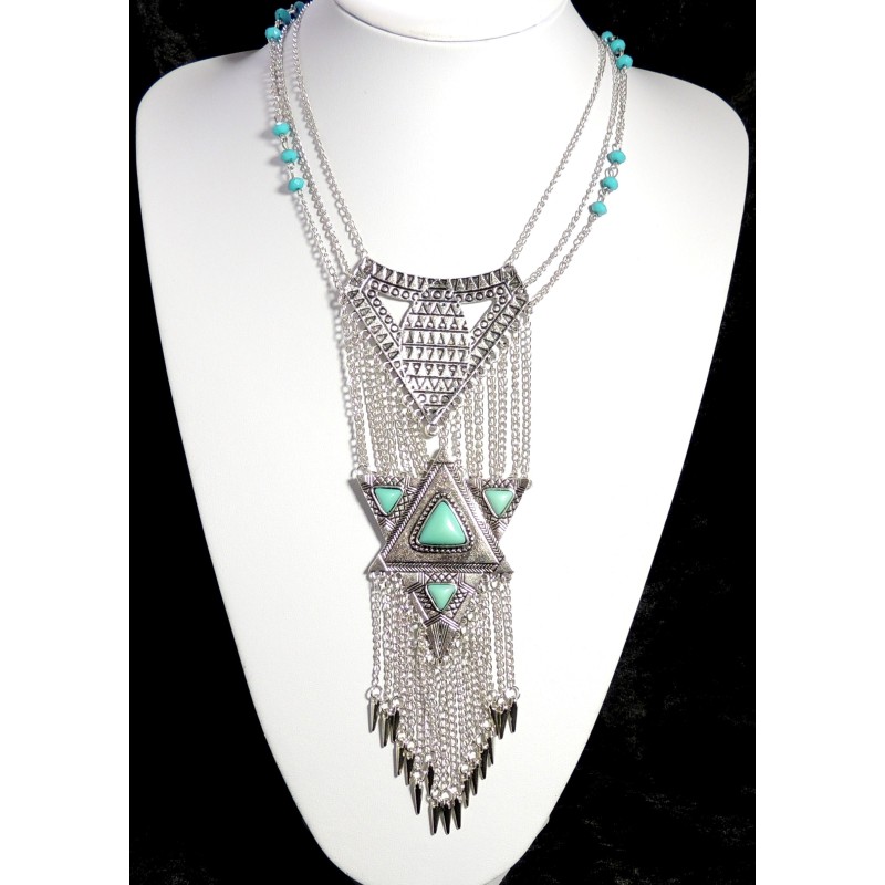 Collier de style ethnique avec grand pendentif en métal argenté, pierres et perles bleues