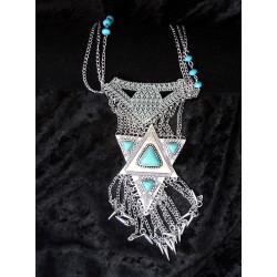 Collier de style ethnique avec grand pendentif en métal argenté, pierres et perles bleues
