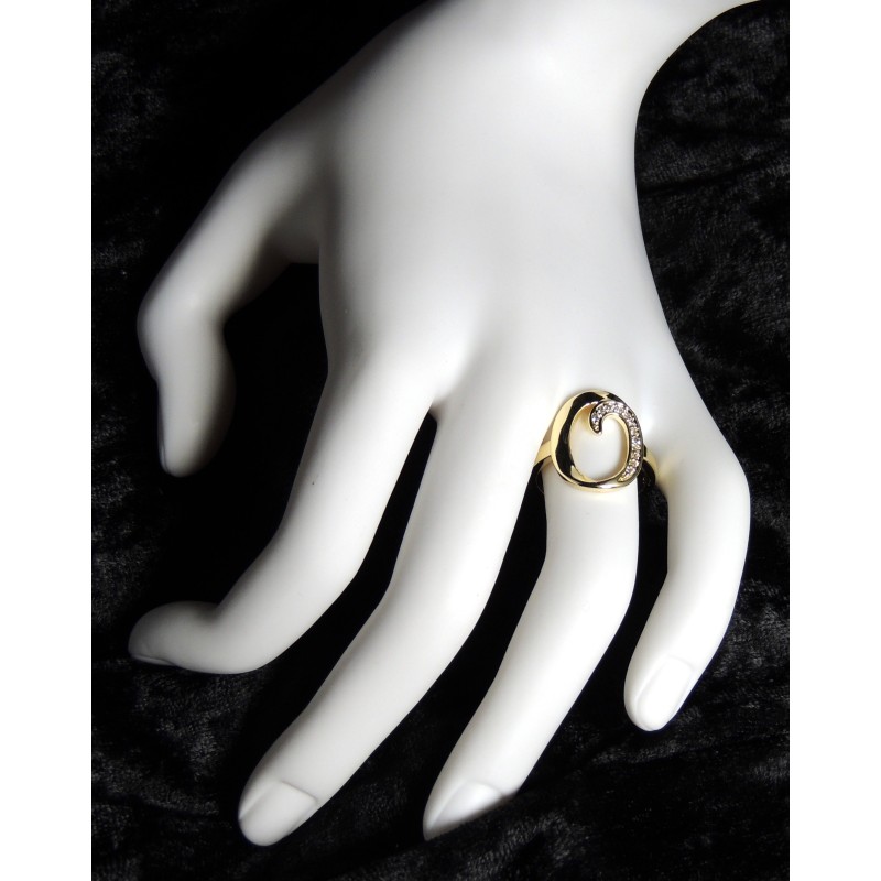 Bague en plaqué or de forme ovale ornée de petits diamants (zirconium)