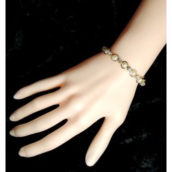 Bracelet en plaqué or orné de demies perles nacrées serties