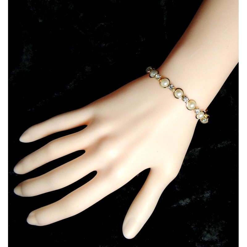 Bracelet en plaqué or orné de demies perles nacrées serties