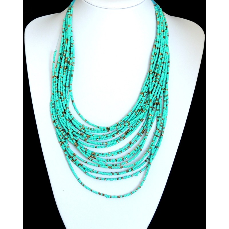 Collier multirangs avec de nombreuses petites perles couleur vert turquoise et or