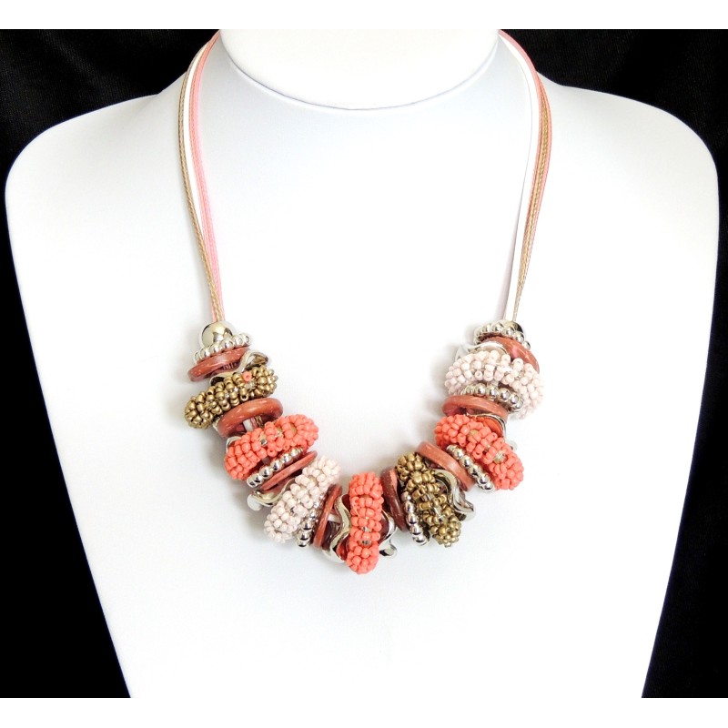 Collier ras de cou avec disques de perles rose corail et charms en métal