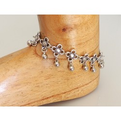 Bracelet de cheville en métal argenté, fleurs ciselées et perles pendantes