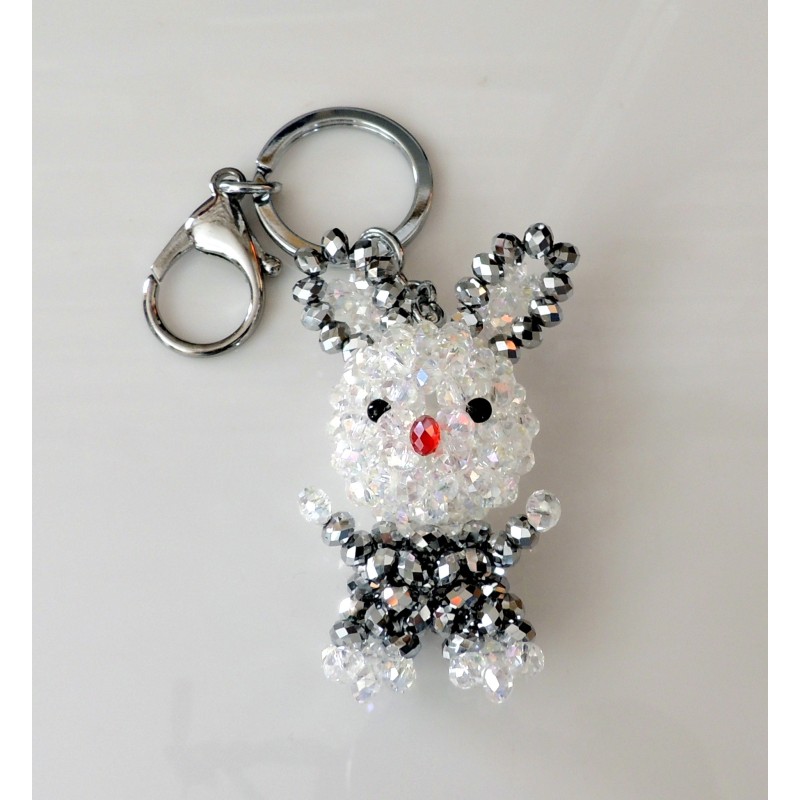 Bijou de sac en forme de lapin composé de perles facetées brillantes blanches et noires