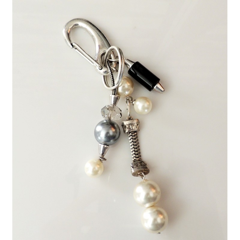 Bijou de sac ou porte-clés composé de charms et perles nacrées