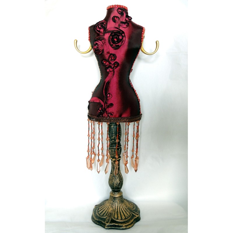 Porte-bijoux,  grand mannequin habillé en satin bordeaux avec strass et sequins
