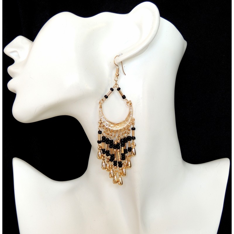 Boucles d'oreilles avec perles noires et perles en métal enforme de larmes montées sur métal doré