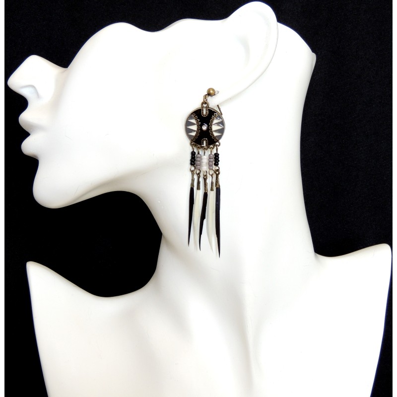 Boucles d'oreilles de style indien, plumes 2 couleurs avec laque grise et noire