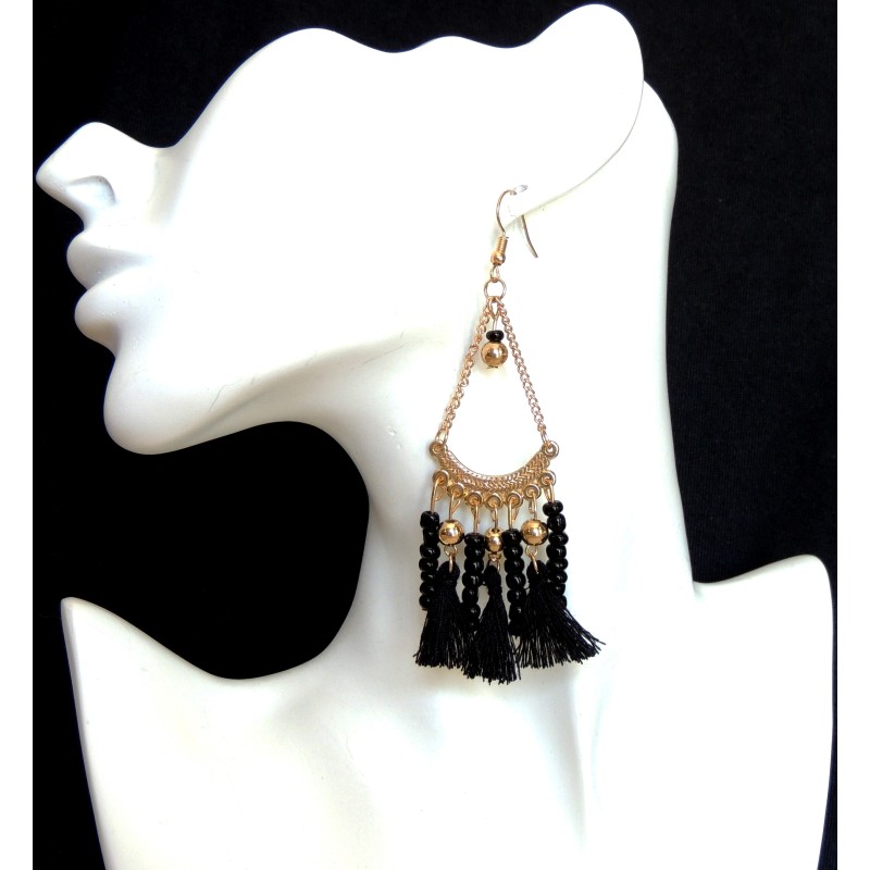 Boucles d'oreilles en métal dorées avec perles et pompons noirs