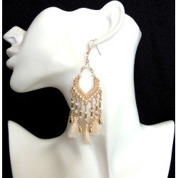 Boucles d'oreilles dorées ornées de perles nacrées et pompons de couleur écrue