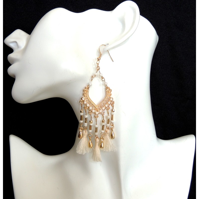 Boucles d'oreilles dorées ornées de perles nacrées et pompons de couleur écrue