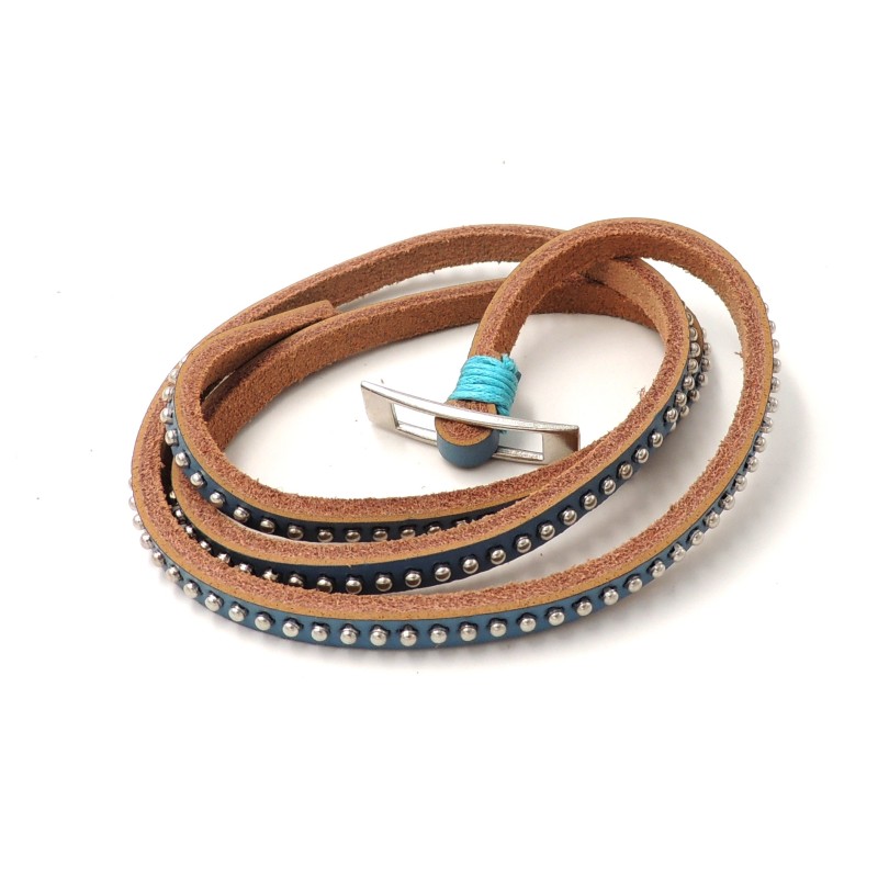 Bracelet en cuir bleu rehaussé par des perles de métal argenté