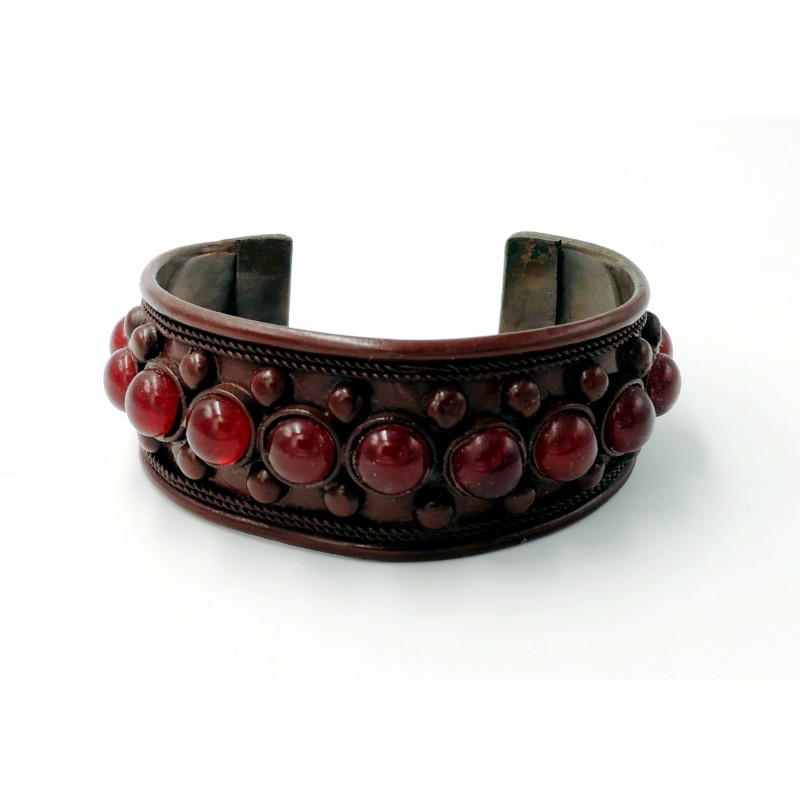 Bracelet rigide en métal de couleur bordeaux serti de perles de même couleur