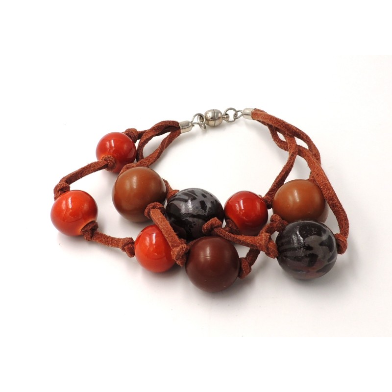 Bracelet en cuir et perles de couleur marron et rouille