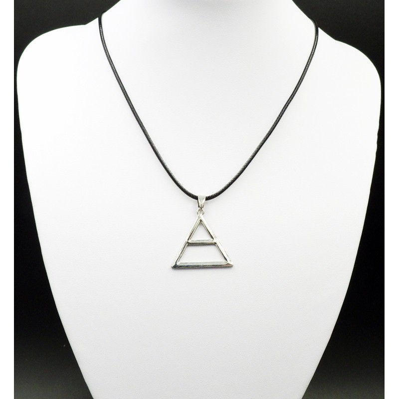 Collier avec pendentif en fome de triangle en métal argenté