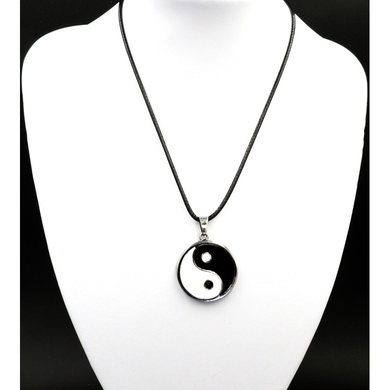 Collier en métal avec un pendentif en métal yin yang