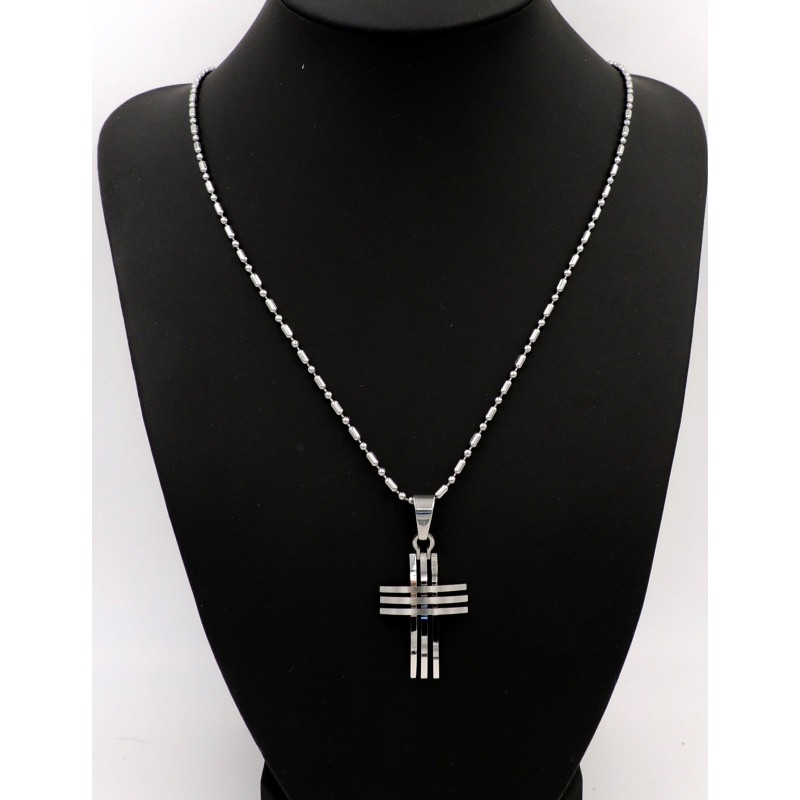 Collier en acier inoxydable, avec un pendentif design en forme de croix 