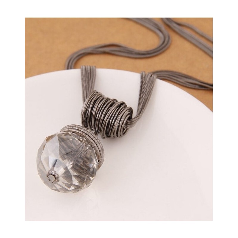 Sautoir chic et design en métal argenté foncé orné d'une boule facettée en cristal clair.