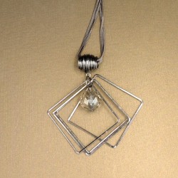 Sautoir avec une double chaîne en métal argenté foncé et pendentif orné d'un cristal facetté