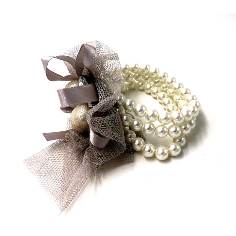 Bracelet formé de perles blanches nacrées, gros strass, tulle et ruban gris