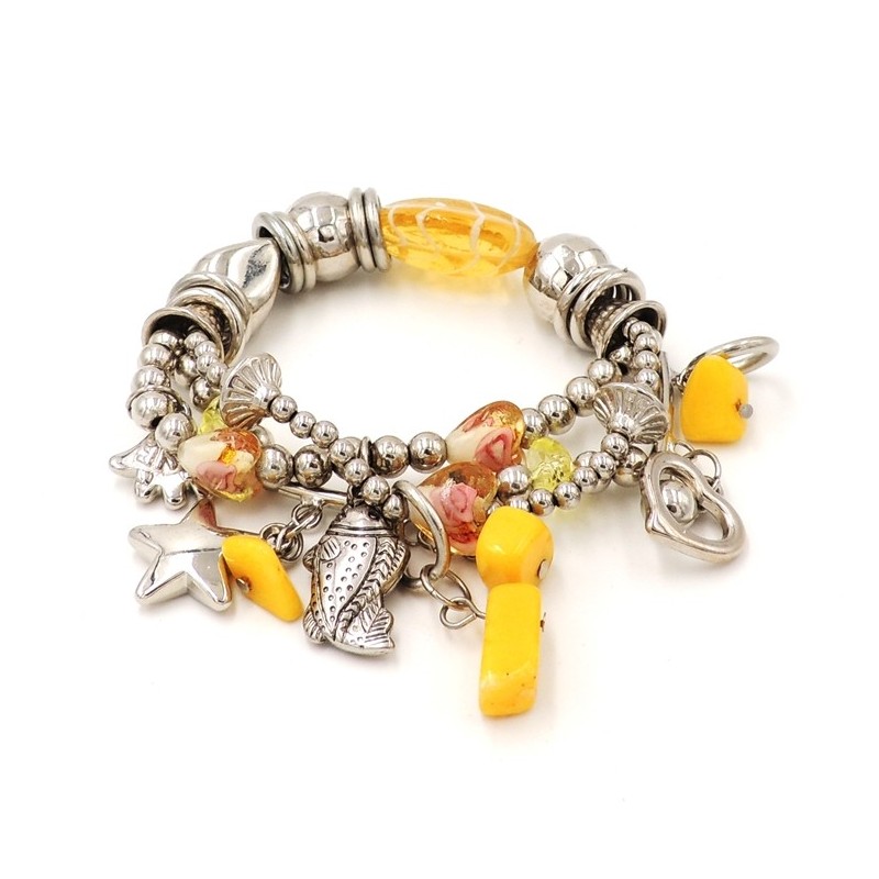 Bracelet en métal argenté orné de pierres jaunes et breloques en métal