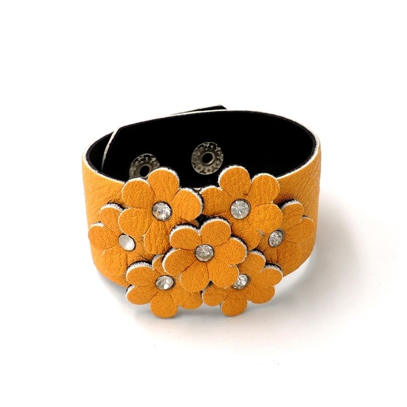 Bracelet manchette en cuir jaune avec des  fleurs ornées de strass