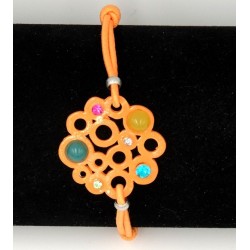 Bracelet formé d'un élastique orange orné d'une platine avec des perles et strass