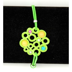 Bracelet formé d'un élastique vert orné d'une platine avec des perles et strass