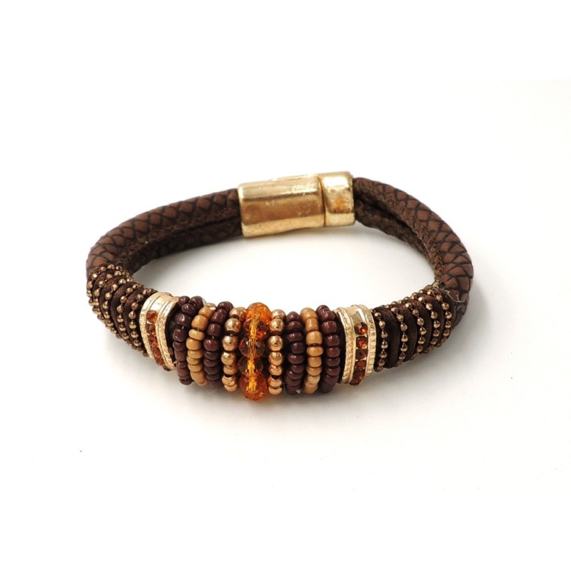 Bracelet en cuir marron orné de perles de couleur marron et ambrée et dorée